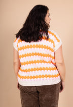 Färgglad ärmlös stickad väst i storlek 38 till 50