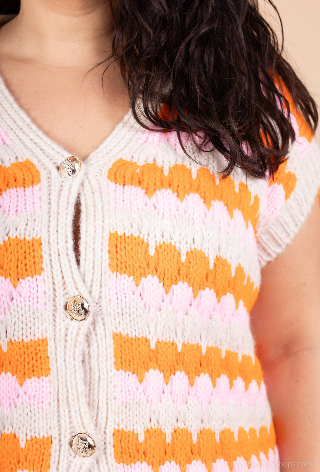 Färgglad ärmlös stickad väst i storlek 38 till 50