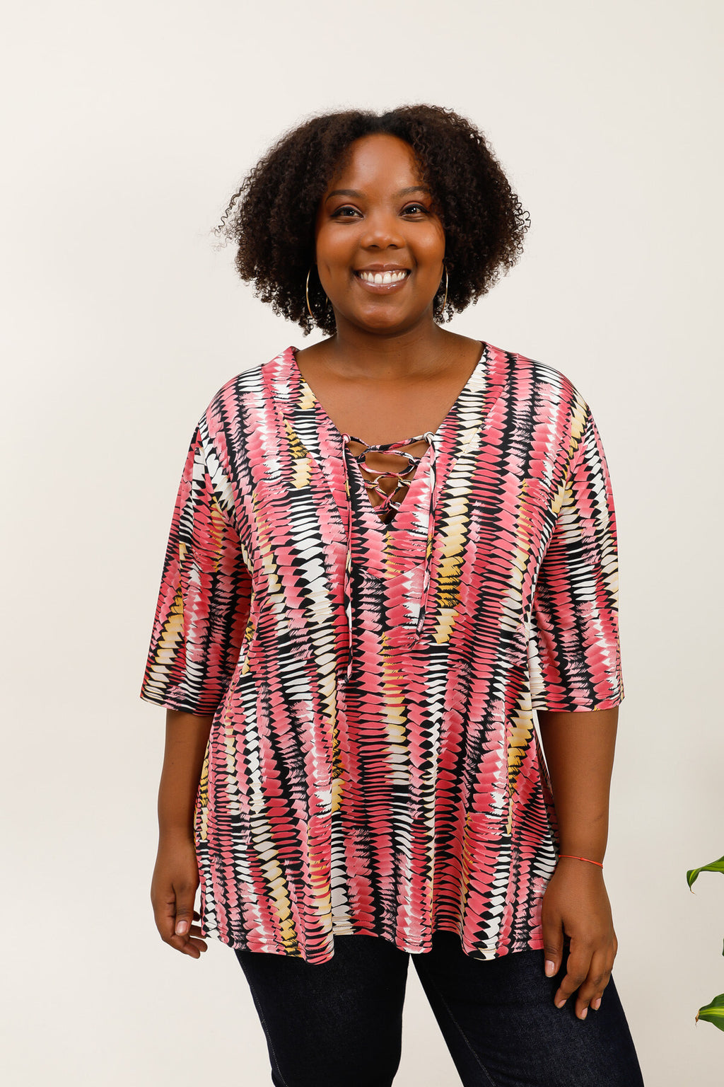 Hauts in v -neck print with fluid knot i Stor Storlek