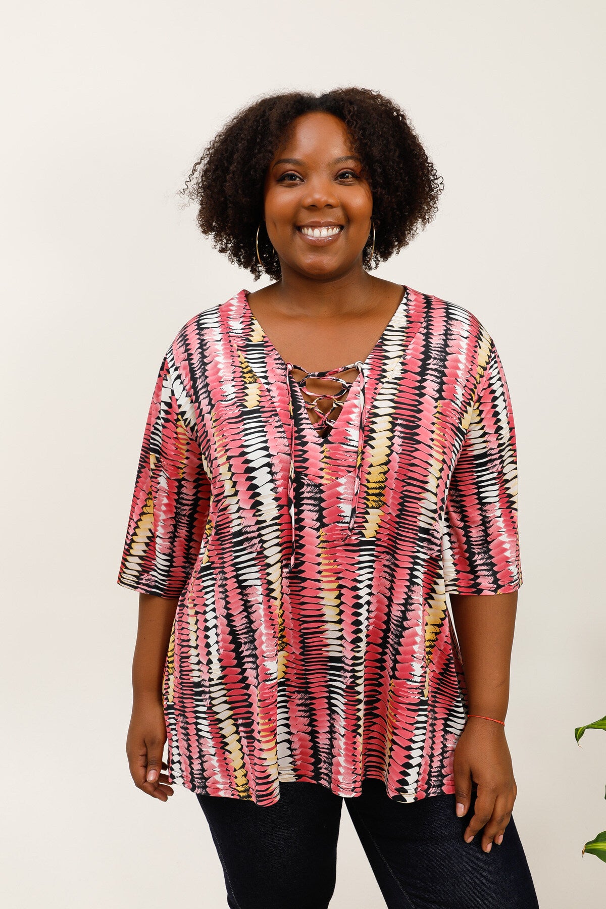 Hauts in v -neck print with fluid knot i Stor Storlek