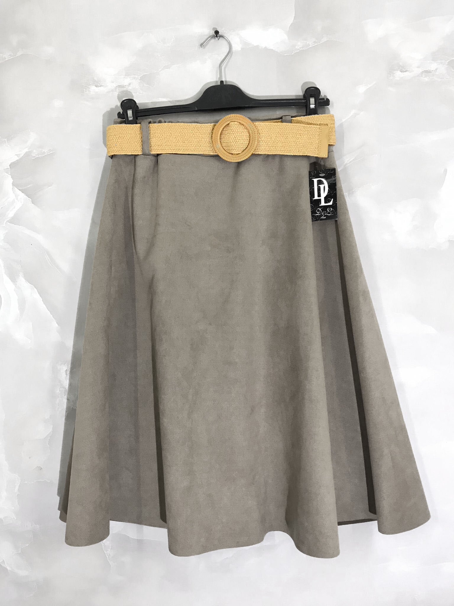 Flared suede skirt with belt sizes 8 to 20 i Stor Storlek