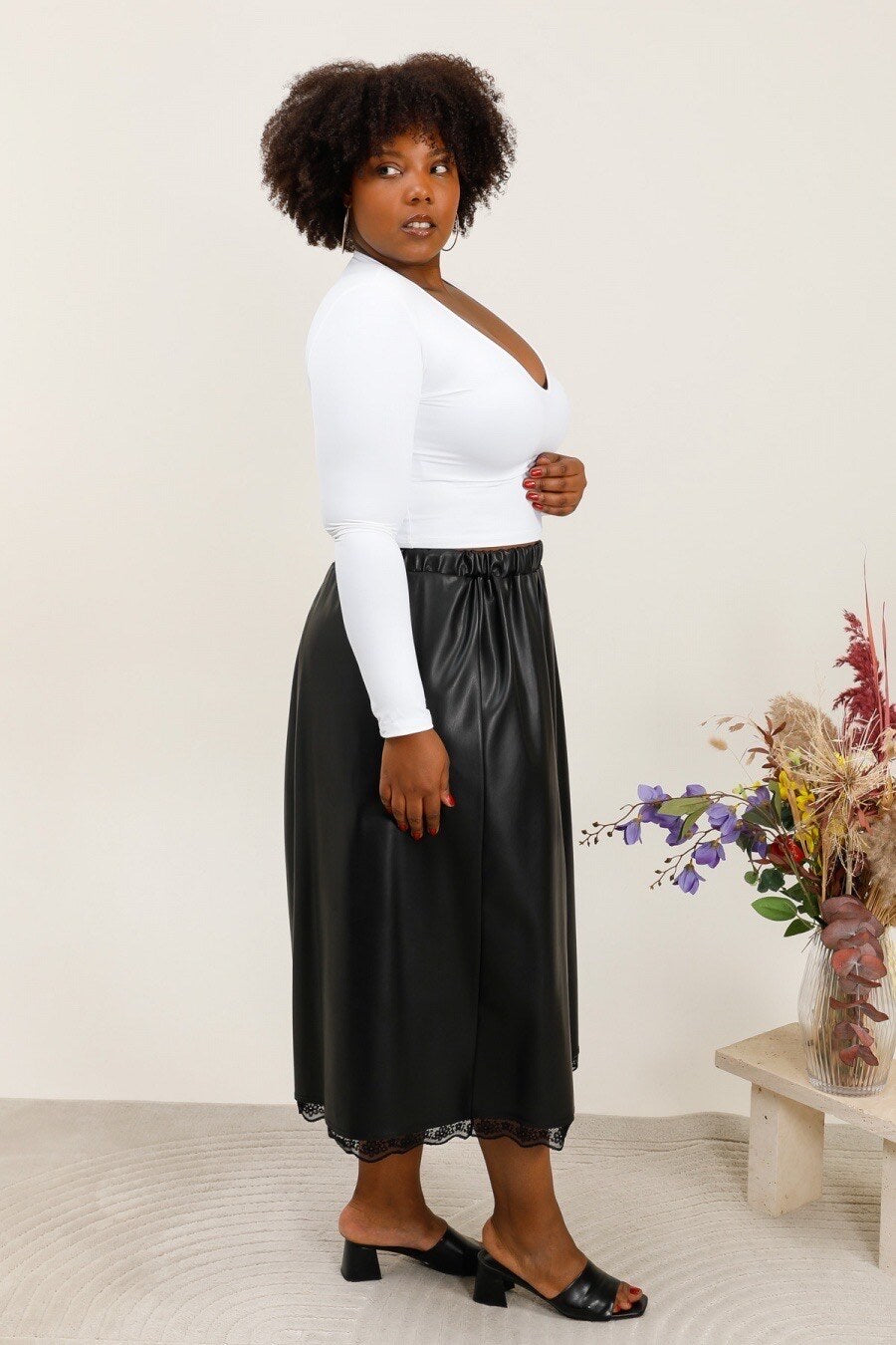 Plus size faux leather skirt med spetsapplikation och utsvängd skärning i Stor Storlek