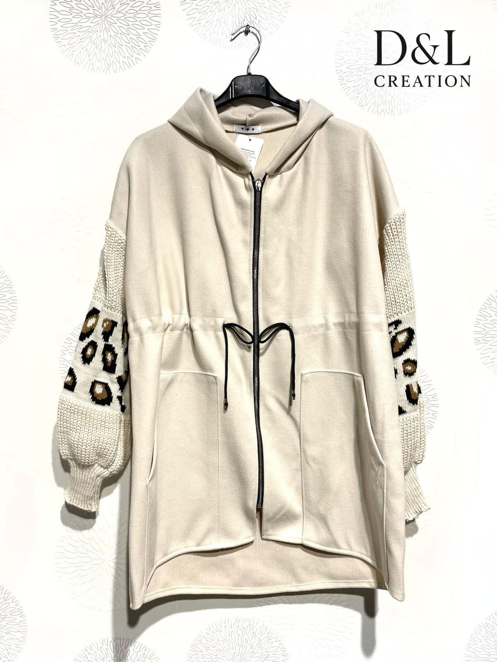 Tvåfärgad kappa med leopardmönstrade stickade ärmar, storlekar 38 till 48 i Stor Storlek