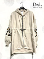 Tvåfärgad kappa med leopardmönstrade stickade ärmar, storlekar 38 till 48 i Stor Storlek