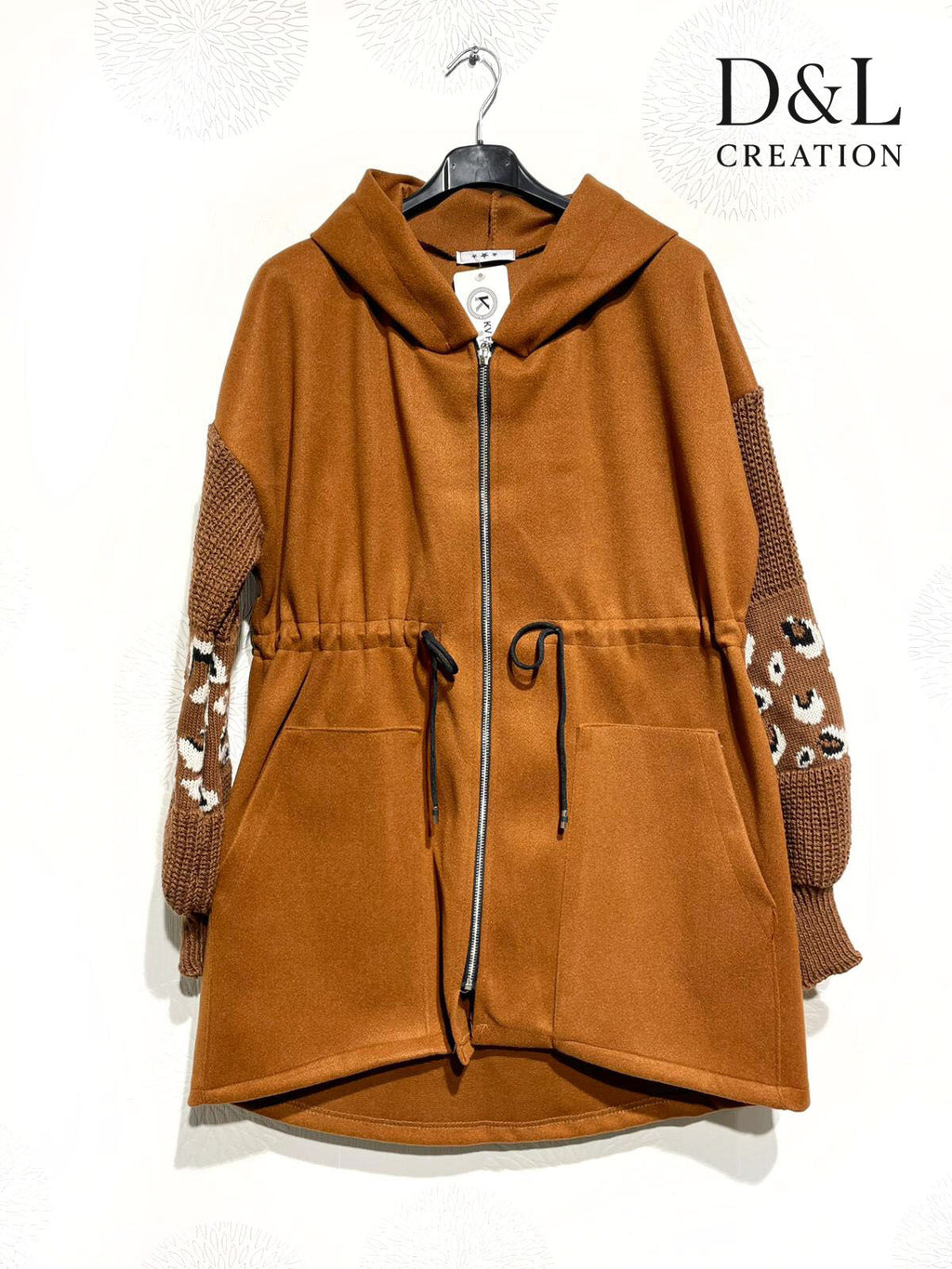 Tvåfärgad kappa med leopardmönstrade stickade ärmar, storlekar 38 till 48 i Stor Storlek