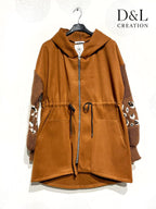 Tvåfärgad kappa med leopardmönstrade stickade ärmar, storlekar 38 till 48 i Stor Storlek