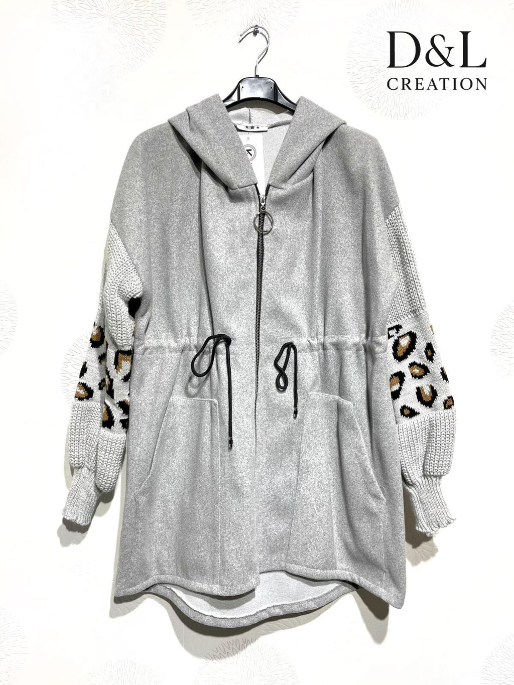 Tvåfärgad kappa med leopardmönstrade stickade ärmar, storlekar 38 till 48 i Stor Storlek