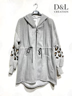 Tvåfärgad kappa med leopardmönstrade stickade ärmar, storlekar 38 till 48 i Stor Storlek