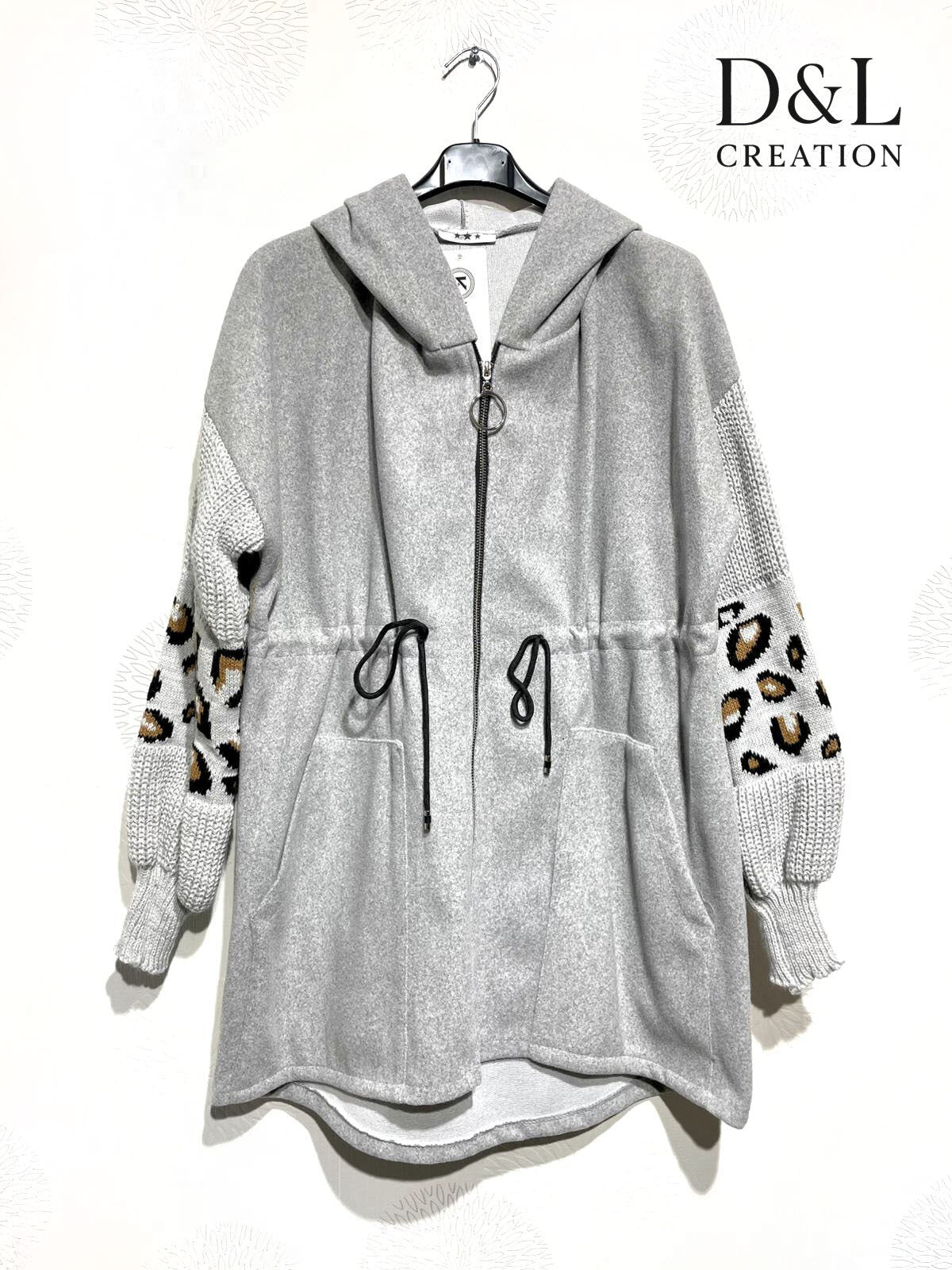 Tvåfärgad kappa med leopardmönstrade stickade ärmar, storlekar 38 till 48 i Stor Storlek