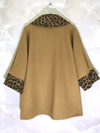 Plus Size Chic Kappa med Leopardmönstrade Detaljer