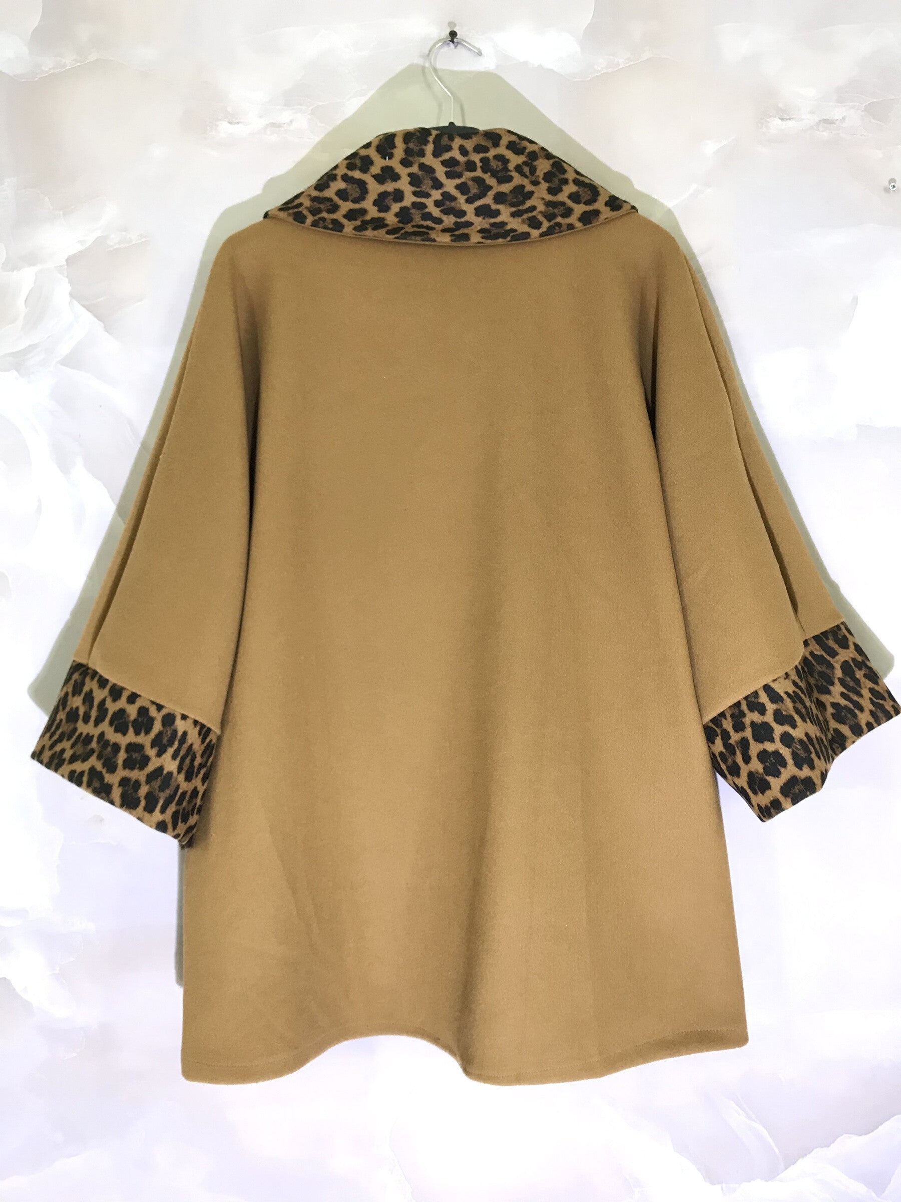 Plus Size Chic Kappa med Leopardmönstrade Detaljer