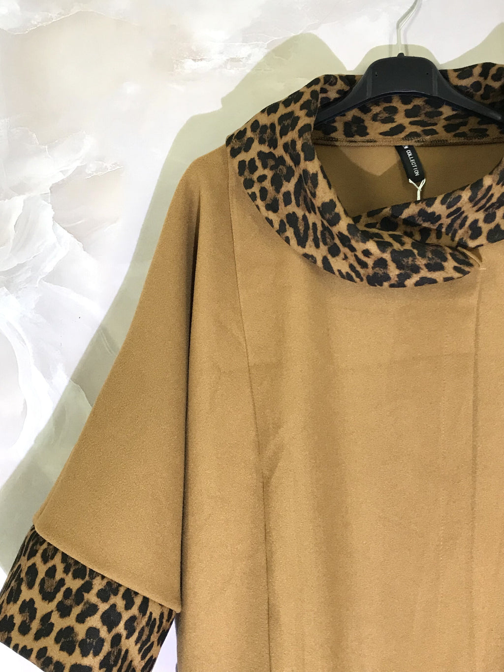 Plus Size Chic Kappa med Leopardmönstrade Detaljer