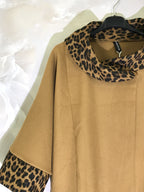 Plus Size Chic Kappa med Leopardmönstrade Detaljer