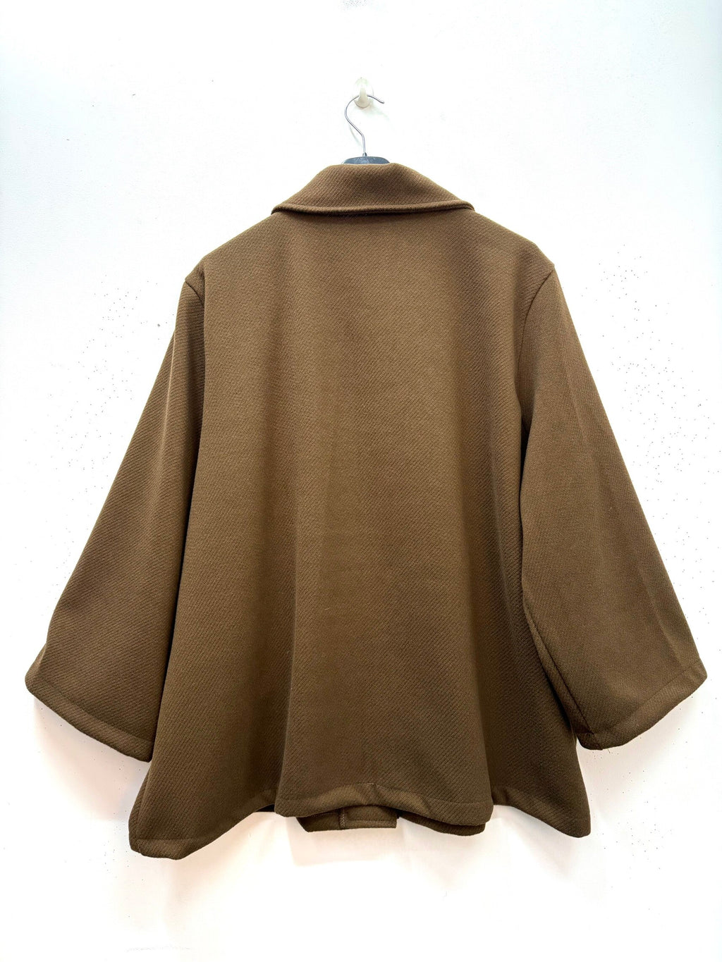 Kappa med klassisk krage i ribbat ull-liknande material i Stor Storlek