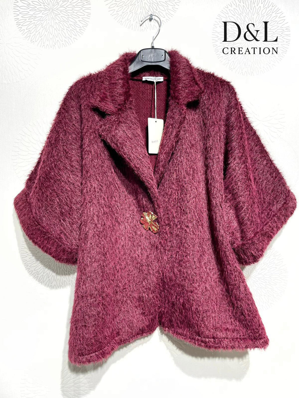 Chic kort kappa med blomsterbrosch i storlekar 38 till 54