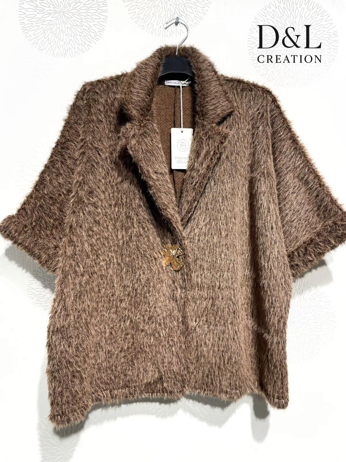 Chic short coat with flower brooch sizes 38 to 54 i Stor Storlek