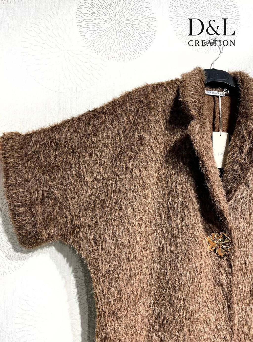 Chic kort kappa med blomsterbrosch i storlekar 38 till 54