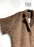 Chic kort kappa med blomsterbrosch i storlekar 38 till 54