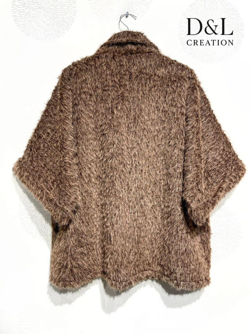 Chic kort kappa med blomsterbrosch i storlekar 38 till 54