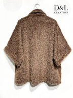 Chic kort kappa med blomsterbrosch i storlekar 38 till 54