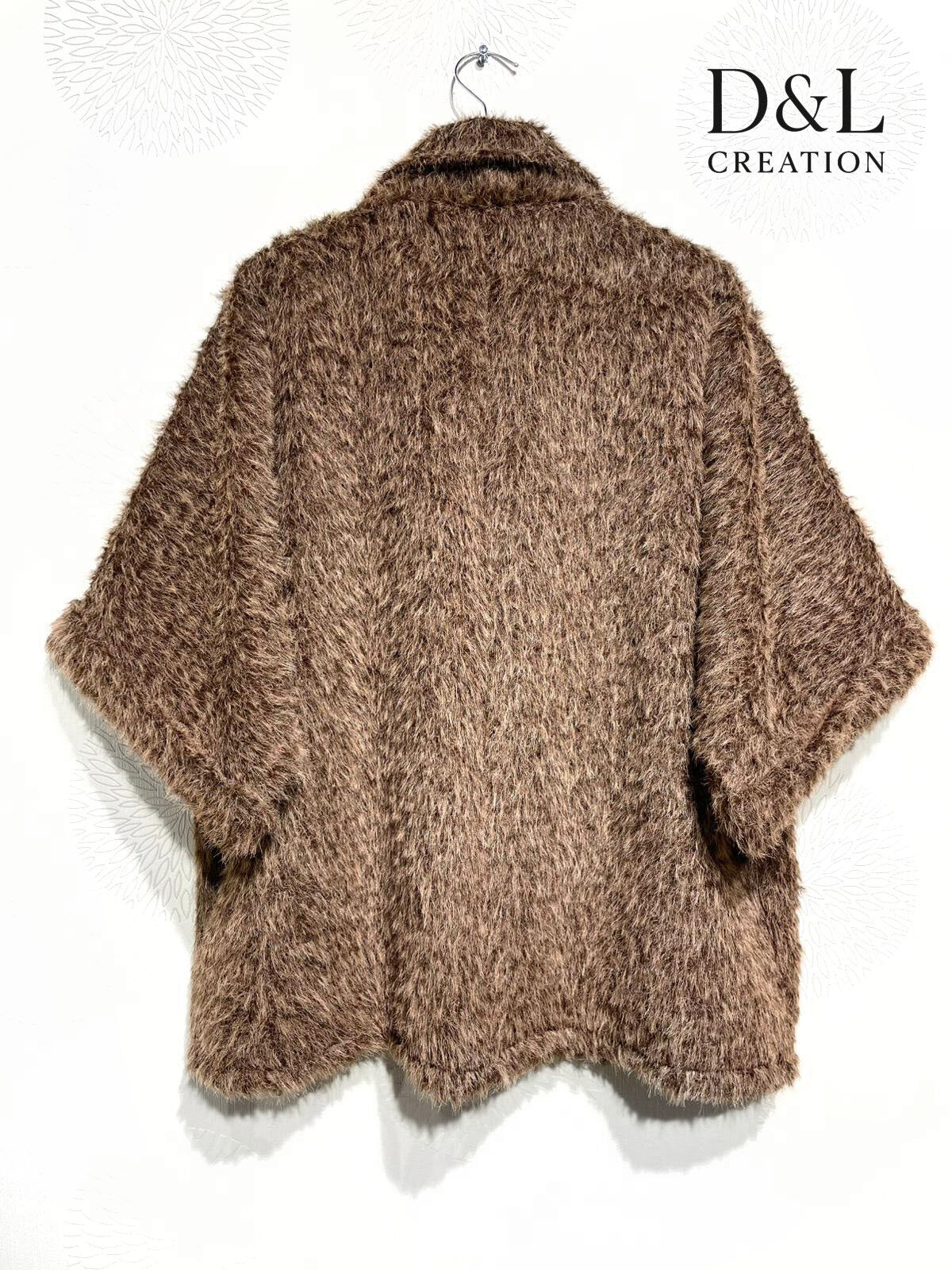 Chic kort kappa med blomsterbrosch i storlekar 38 till 54