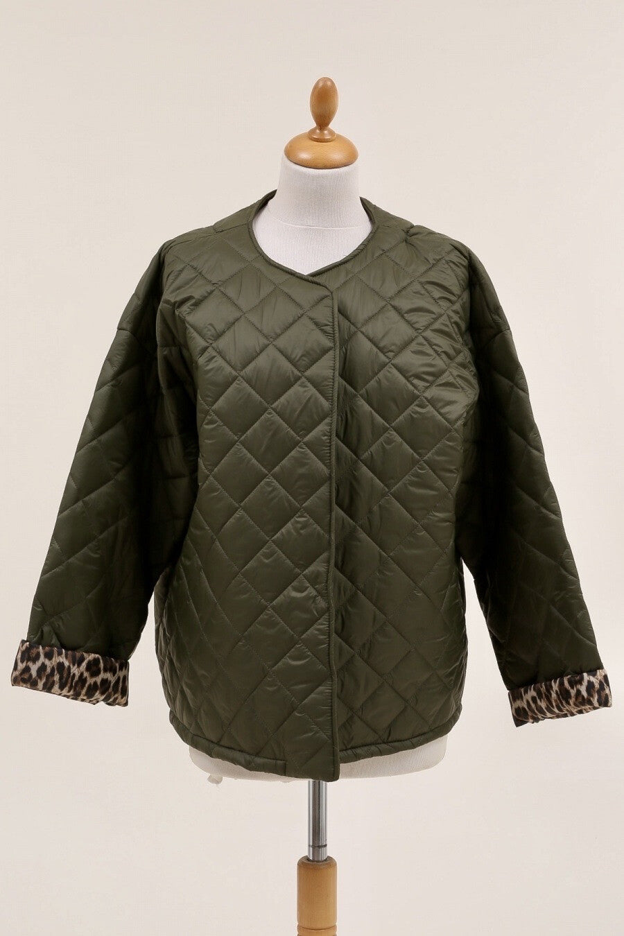 Quiltad vadderad jacka med leopardtryck i Stor Storlek