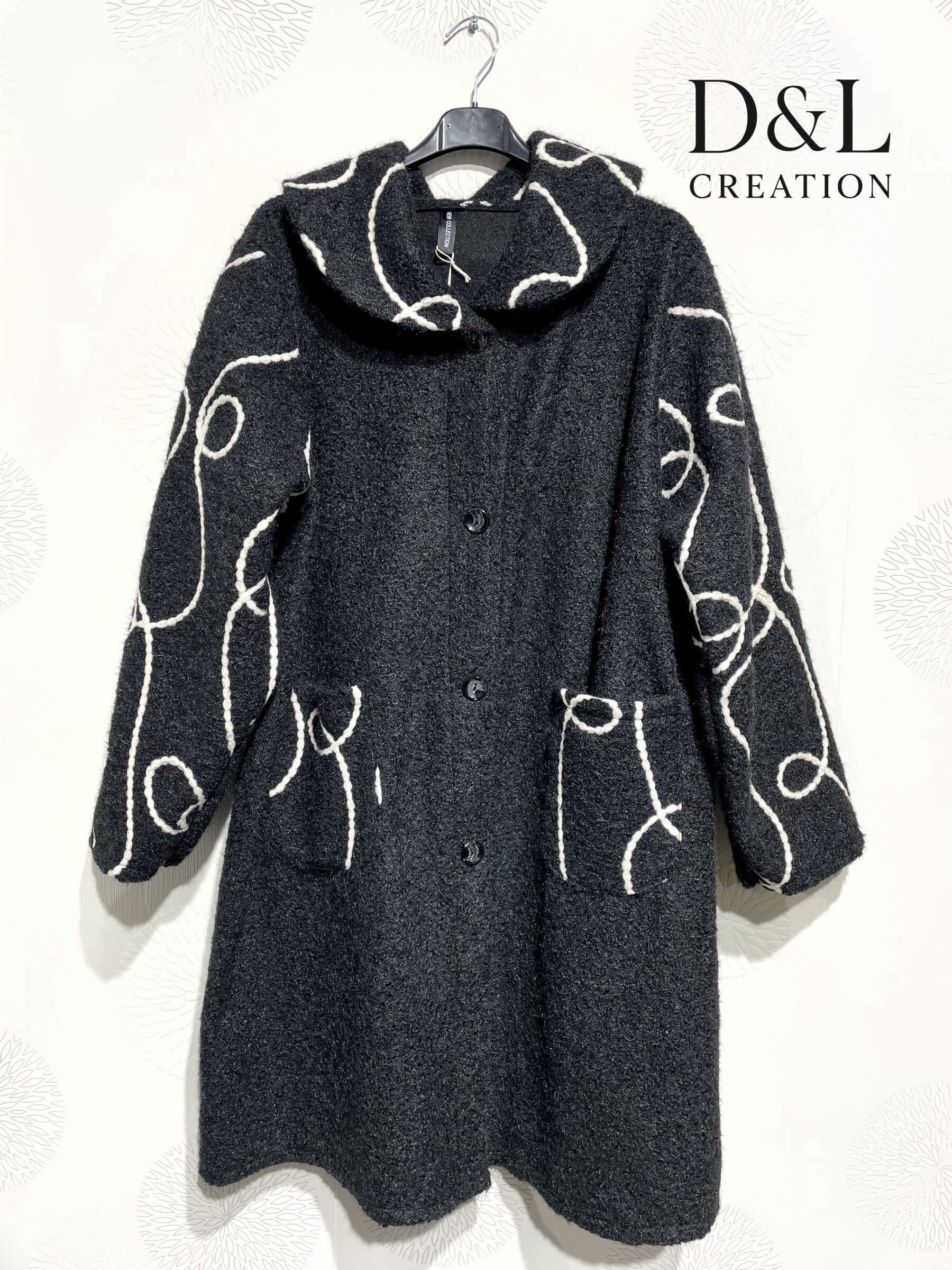 Boiled wool coat with embroidery sizes 38 to 48 i Stor Storlek