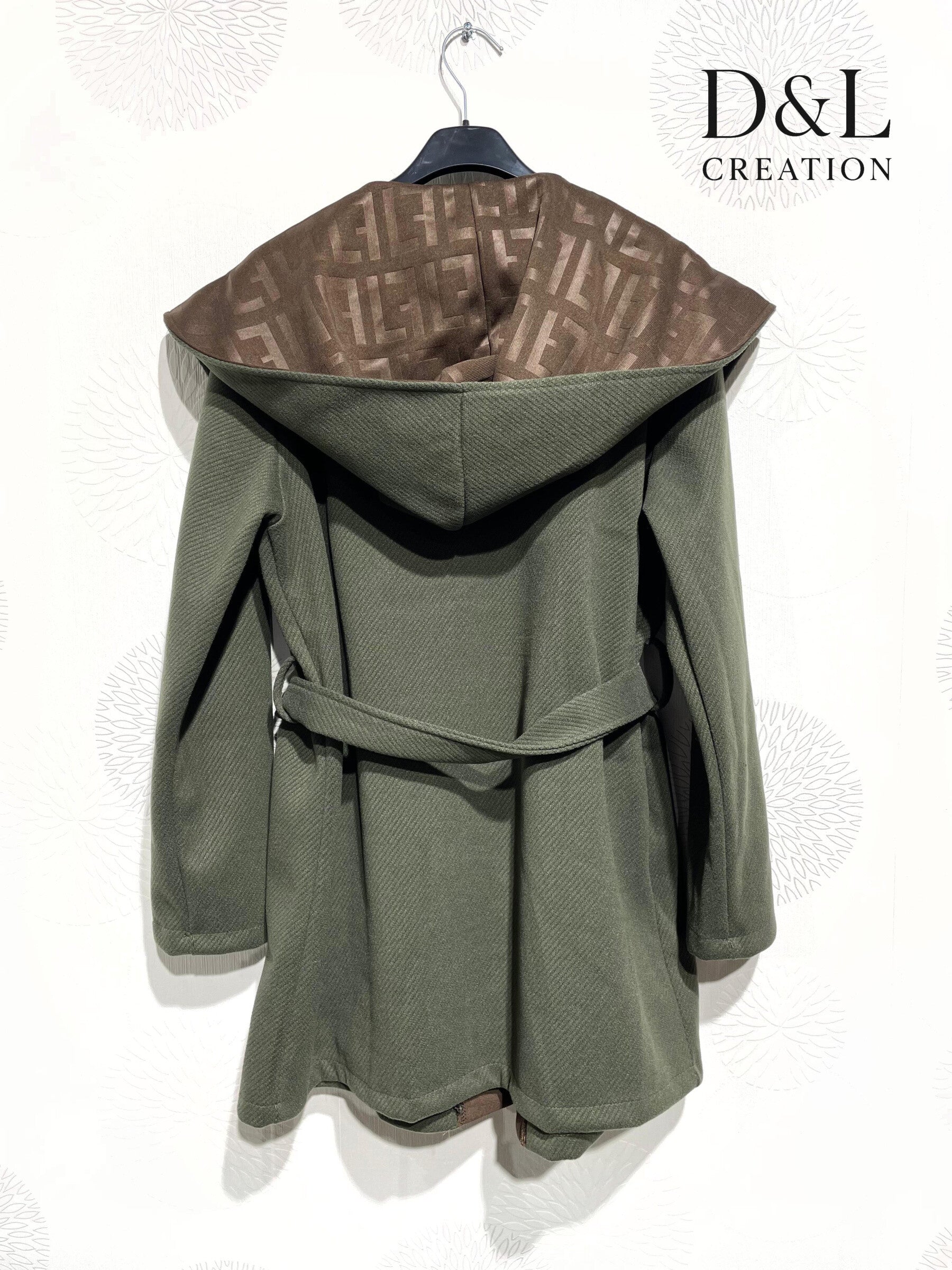 Tvåfärgad öppen kappa med tryckt krage, storlekar 38 till 48 i Stor Storlek