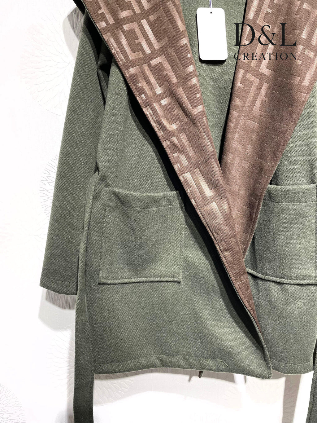 Tvåfärgad öppen kappa med tryckt krage, storlekar 38 till 48 i Stor Storlek