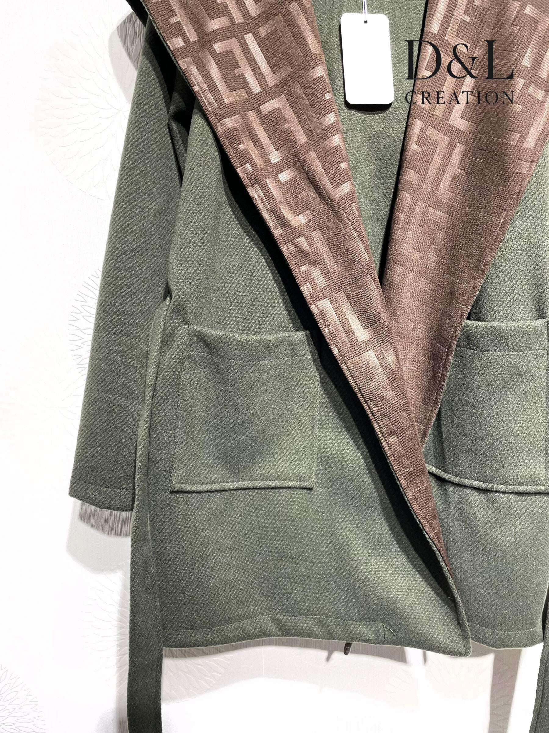 Tvåfärgad öppen kappa med tryckt krage, storlekar 38 till 48 i Stor Storlek