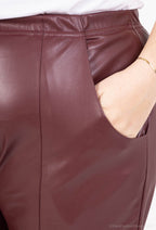 Plus Size Stretchbyxor med konstläderdetaljer