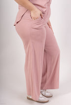 Fluid by UNE - Viscosebyxor med fickor i storlek T38 till T48