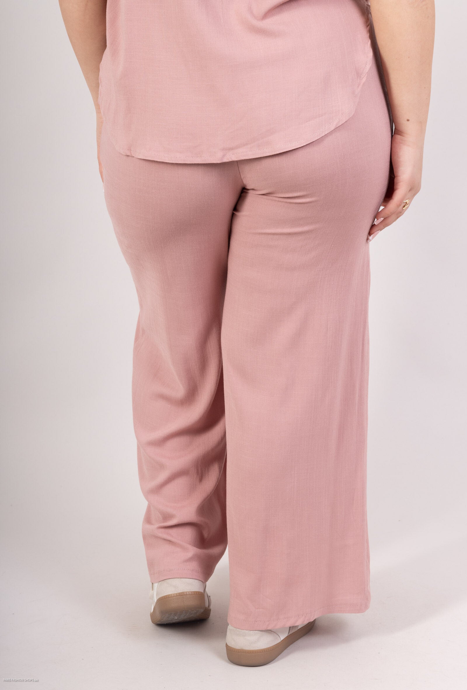 Fluid by UNE - Viscosebyxor med fickor i storlek T38 till T48