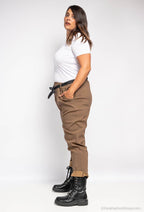 Högmidjade paper bag-effekt byxor med midjeband i Stor Storlek