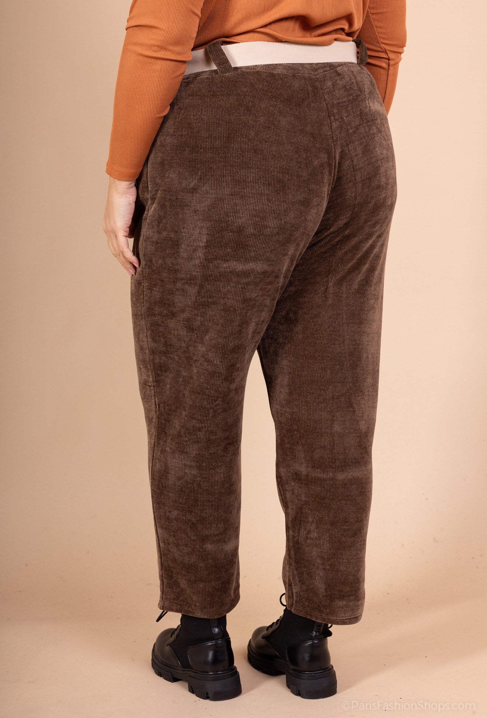 Corduroy byxor med beige bälte i storlek 38 till 54