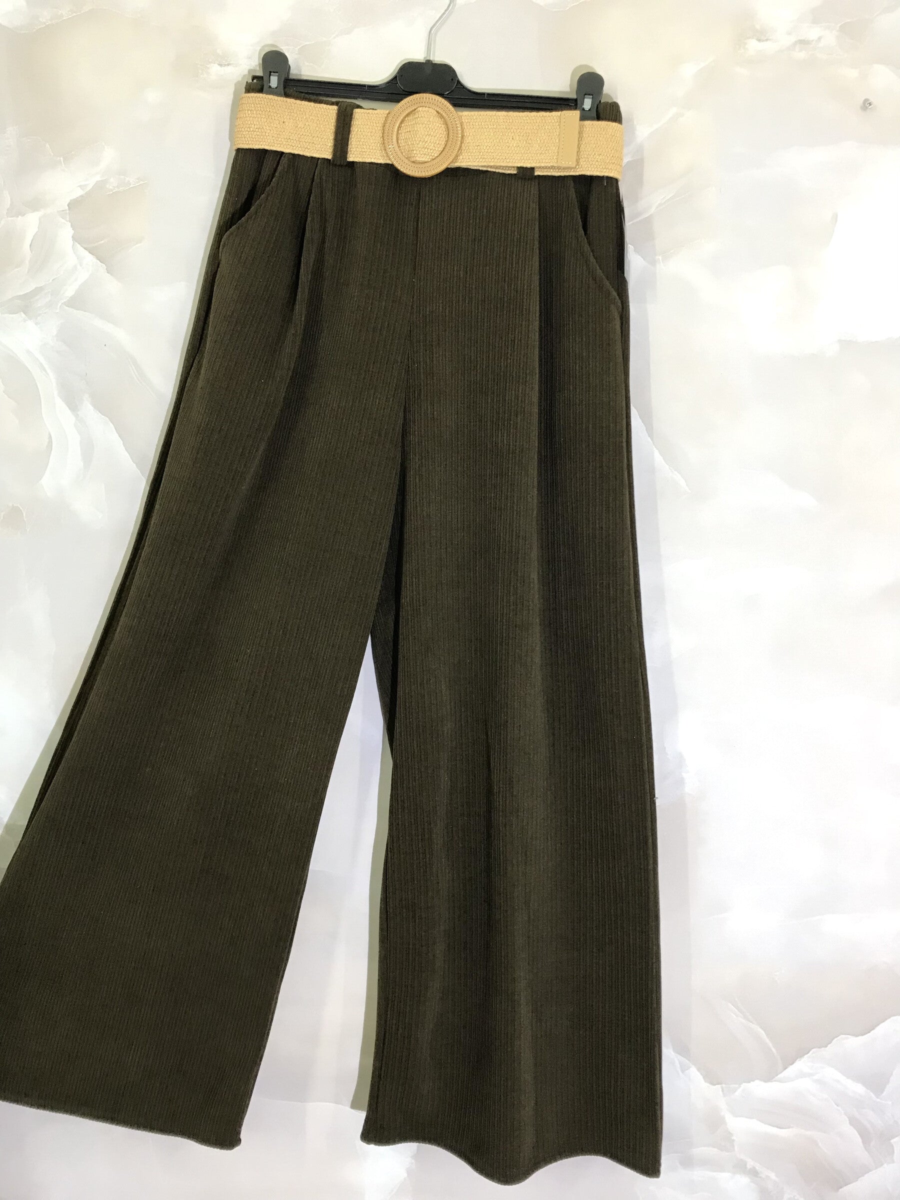 Vidbeniga sammetbyxor i storlekar 10 till 18 | Plus Size