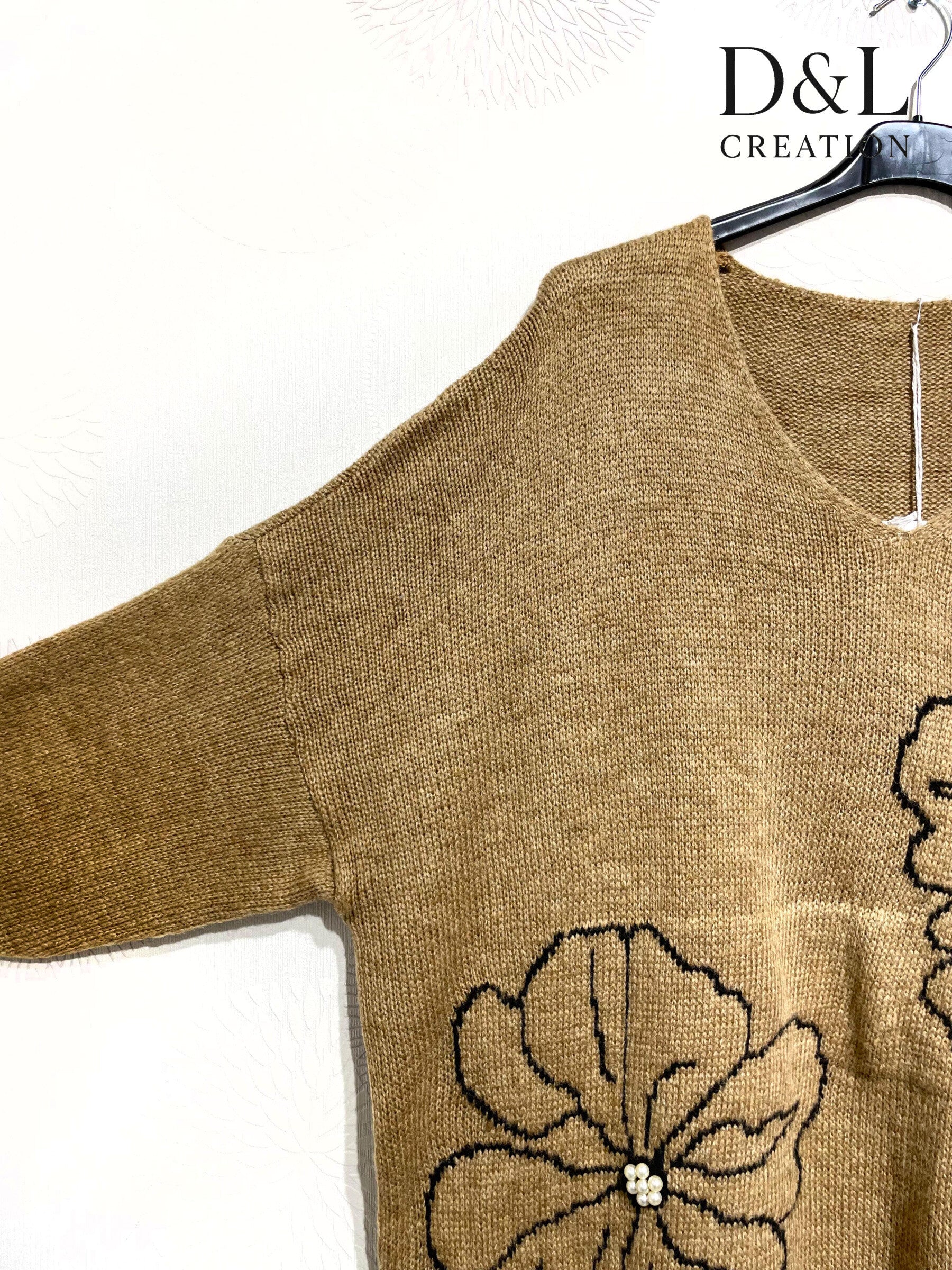 Sweater med blommig broderi och pärlor i storlekar 38 till 52 | Plus Size