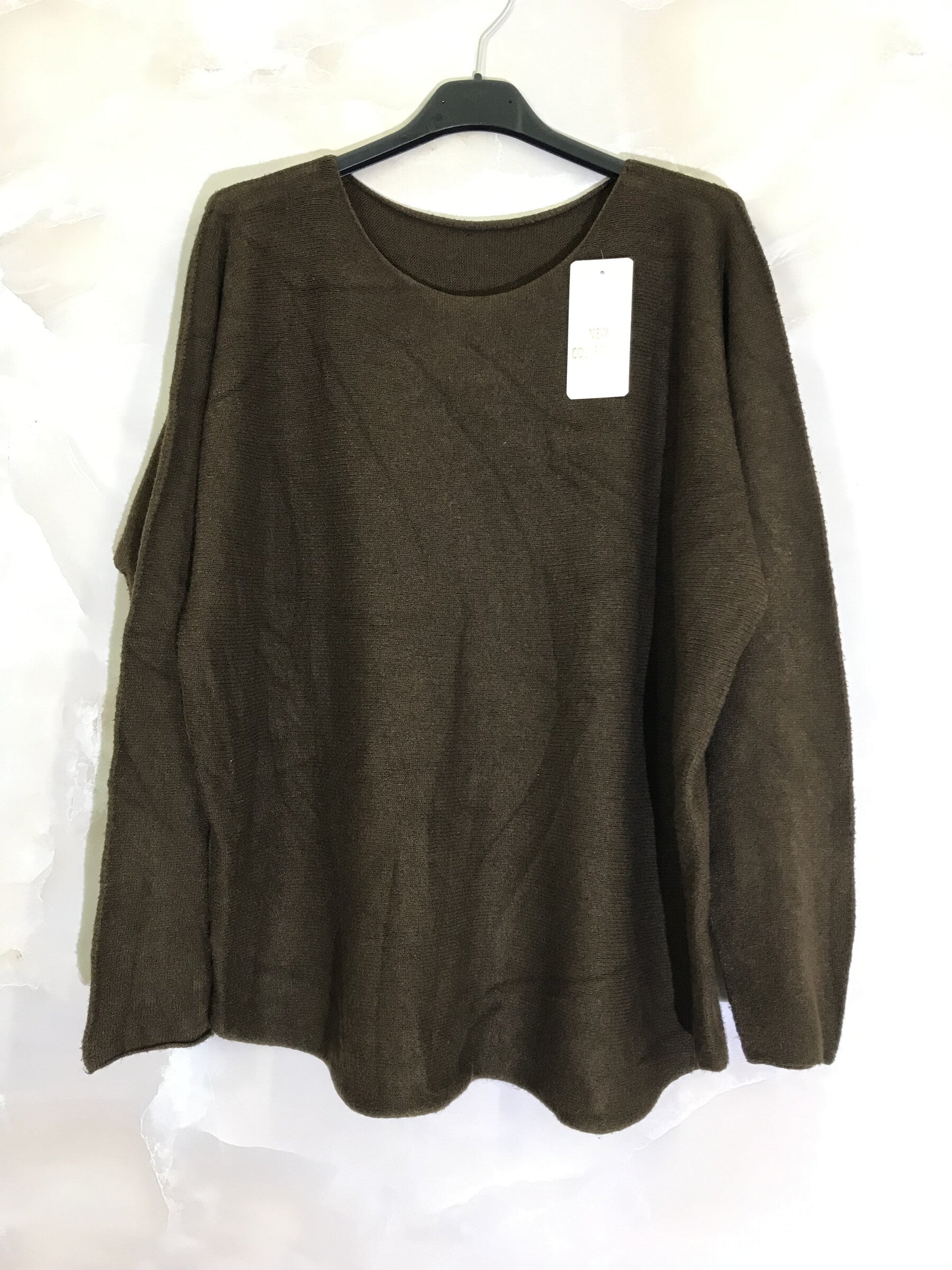 Solid color stretch sweater with a round neck