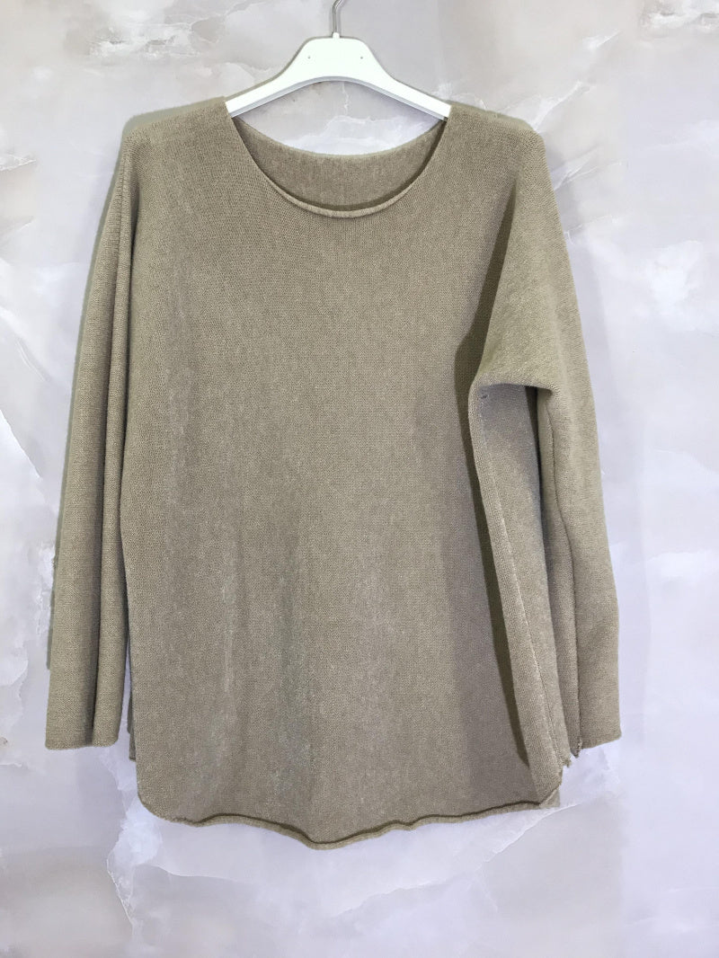 Solid color stretch sweater with a round neck