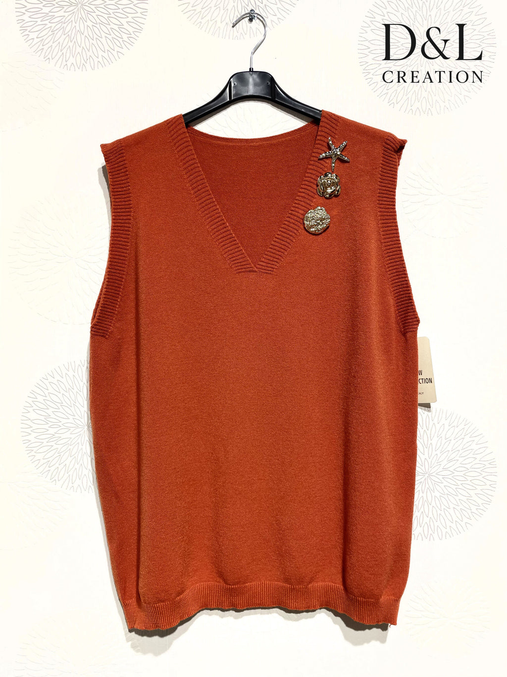 Sleeveless sweater with gold pins sizes 38 to 50 i Plus Size