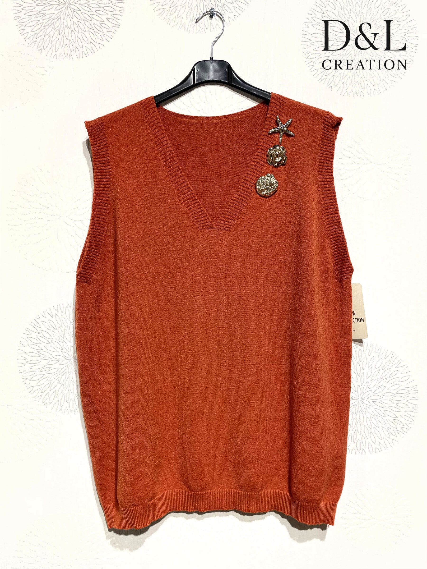 Sleeveless sweater with gold pins sizes 38 to 50 i Plus Size