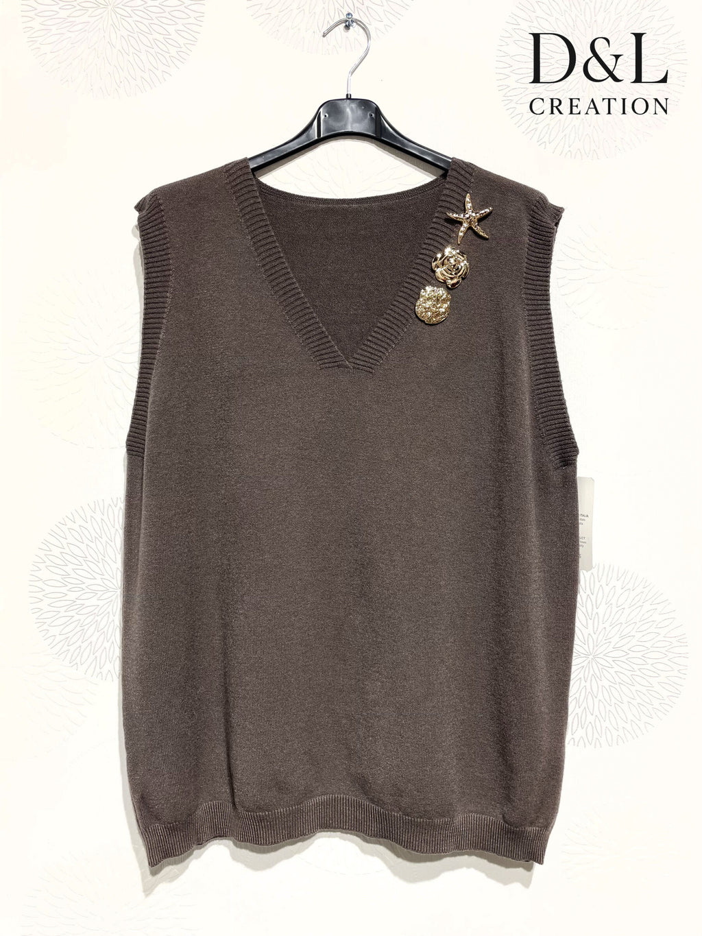 Sleeveless sweater with gold pins sizes 38 to 50 i Plus Size