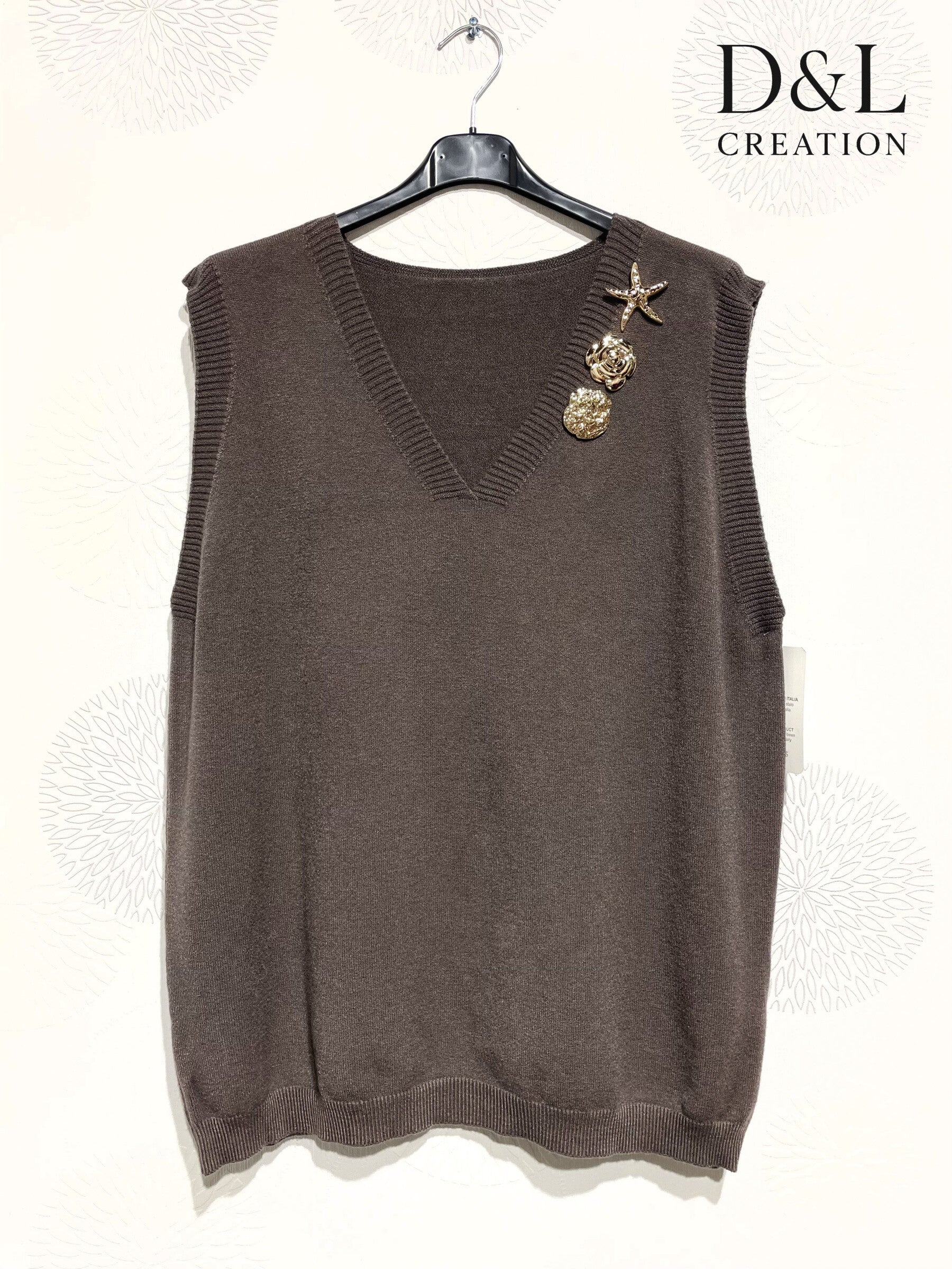 Sleeveless sweater with gold pins sizes 38 to 50 i Plus Size