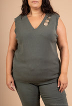 Sleeveless sweater with gold pins sizes 38 to 50 i Plus Size