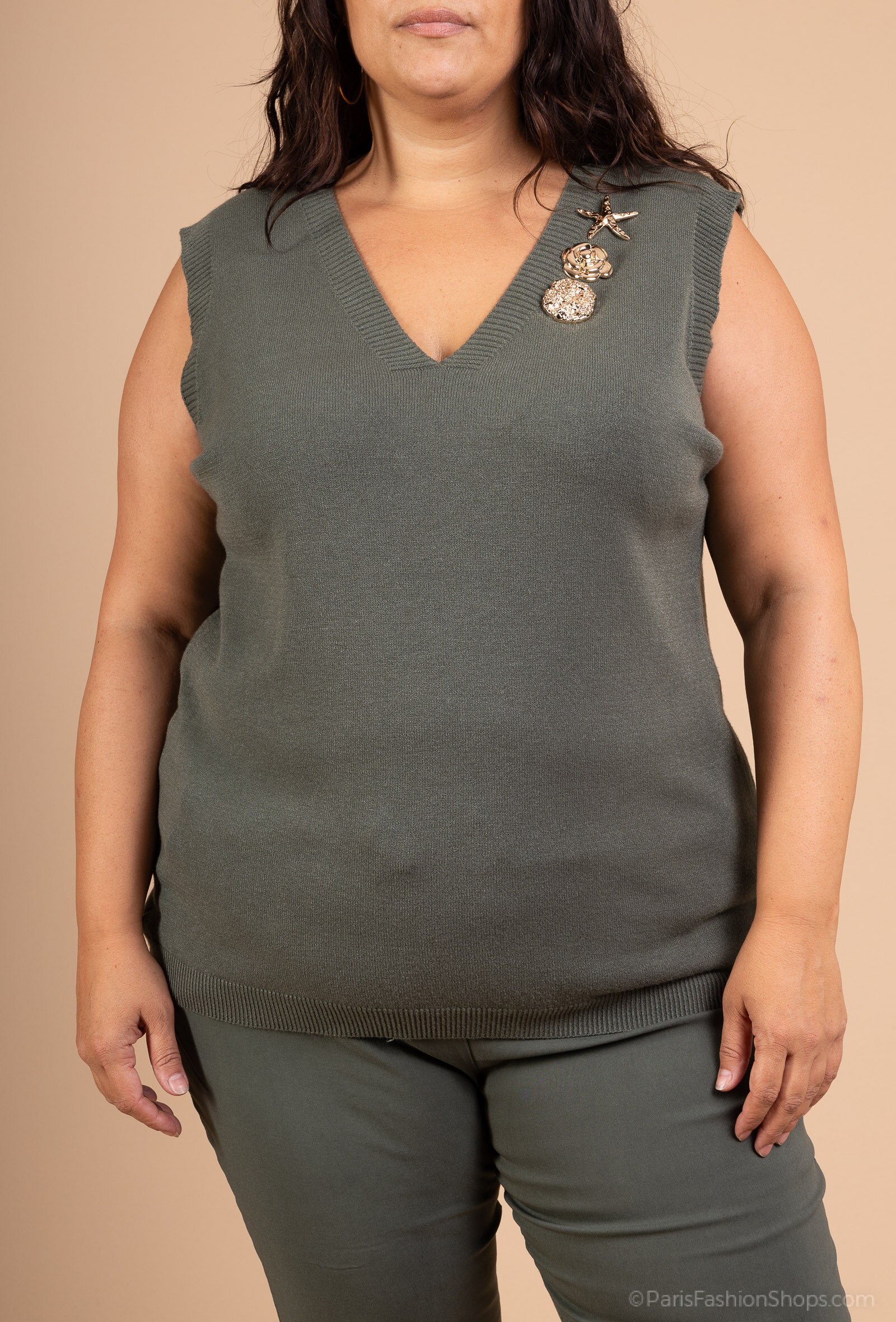 Sleeveless sweater with gold pins sizes 38 to 50 i Plus Size