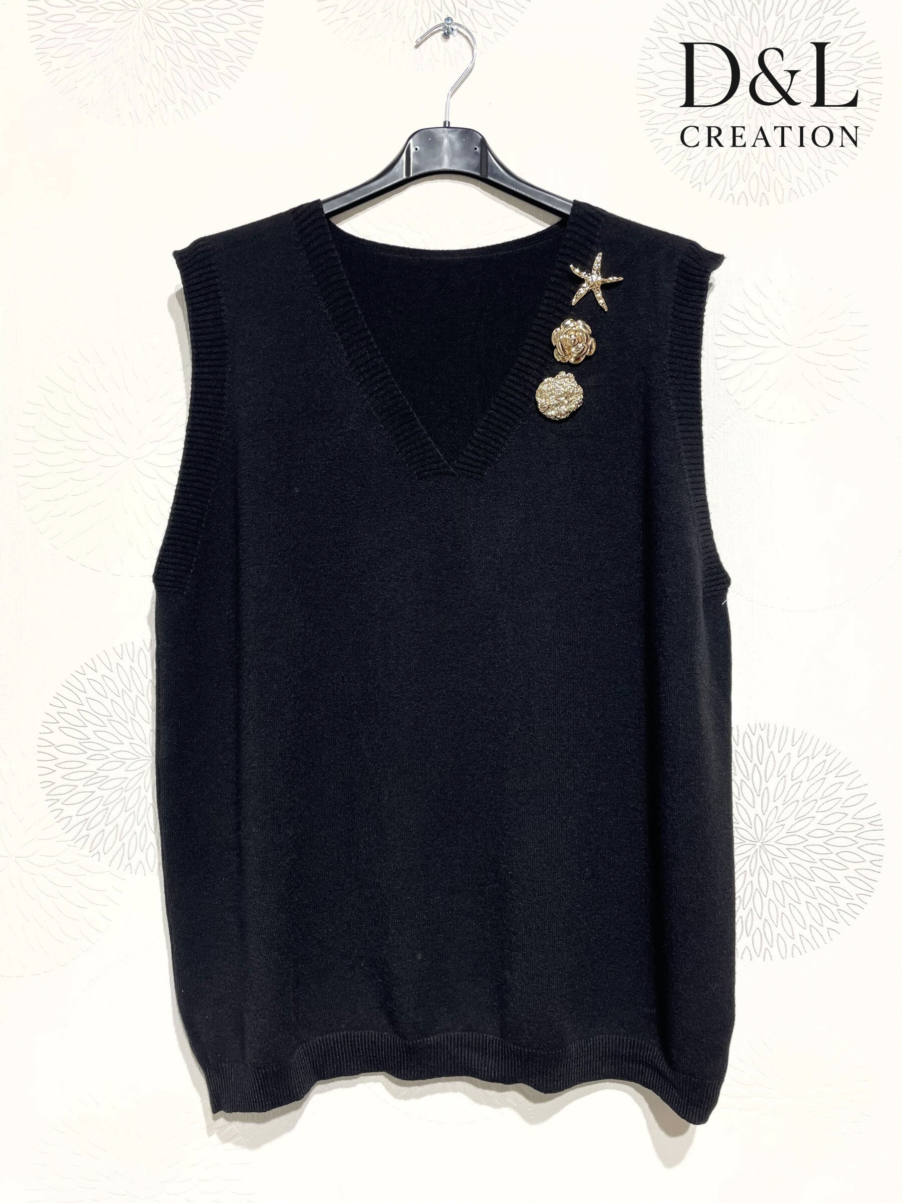 Sleeveless sweater with gold pins sizes 38 to 50 i Plus Size