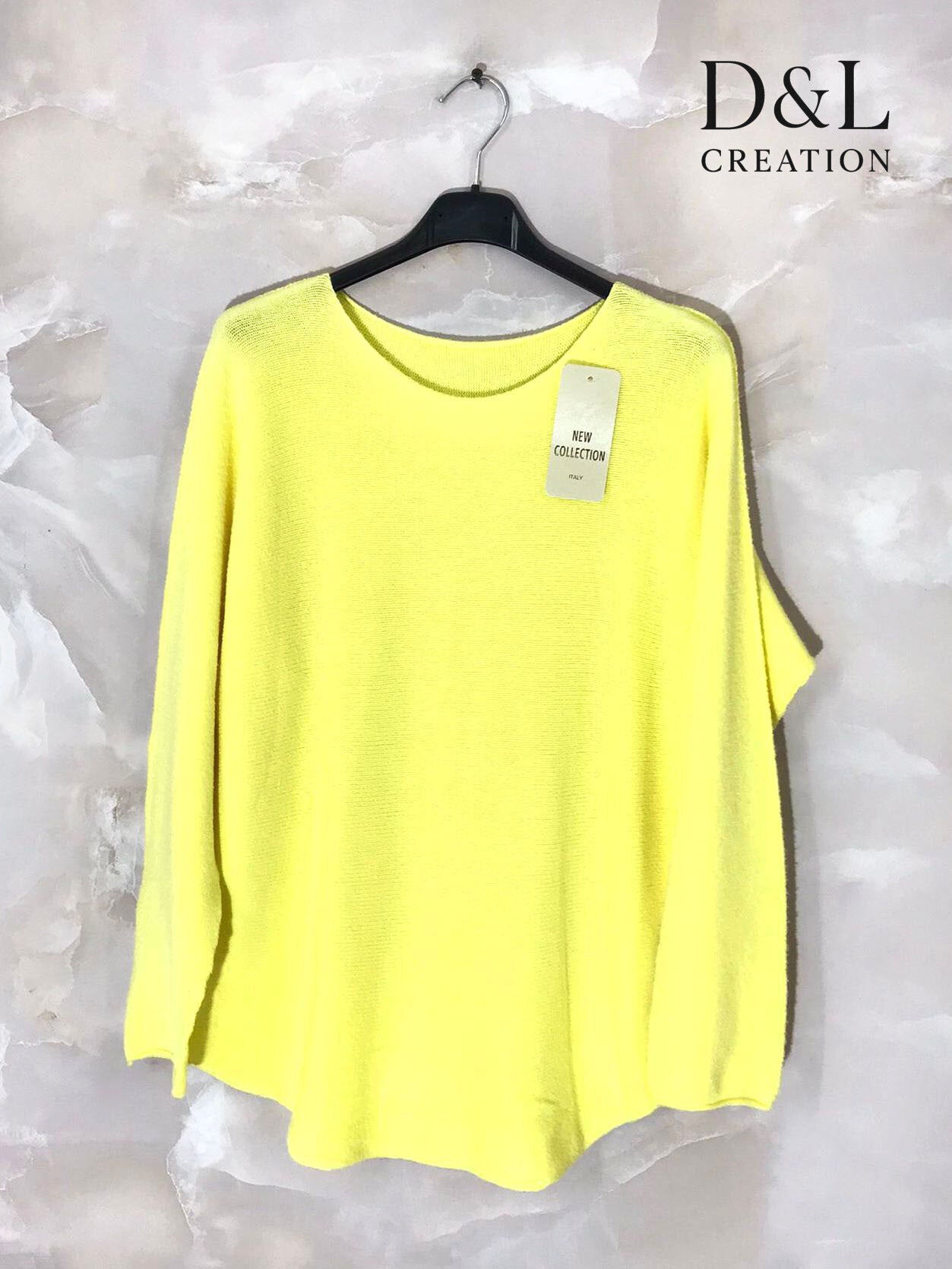 Solid color stretch sweater with a round neck