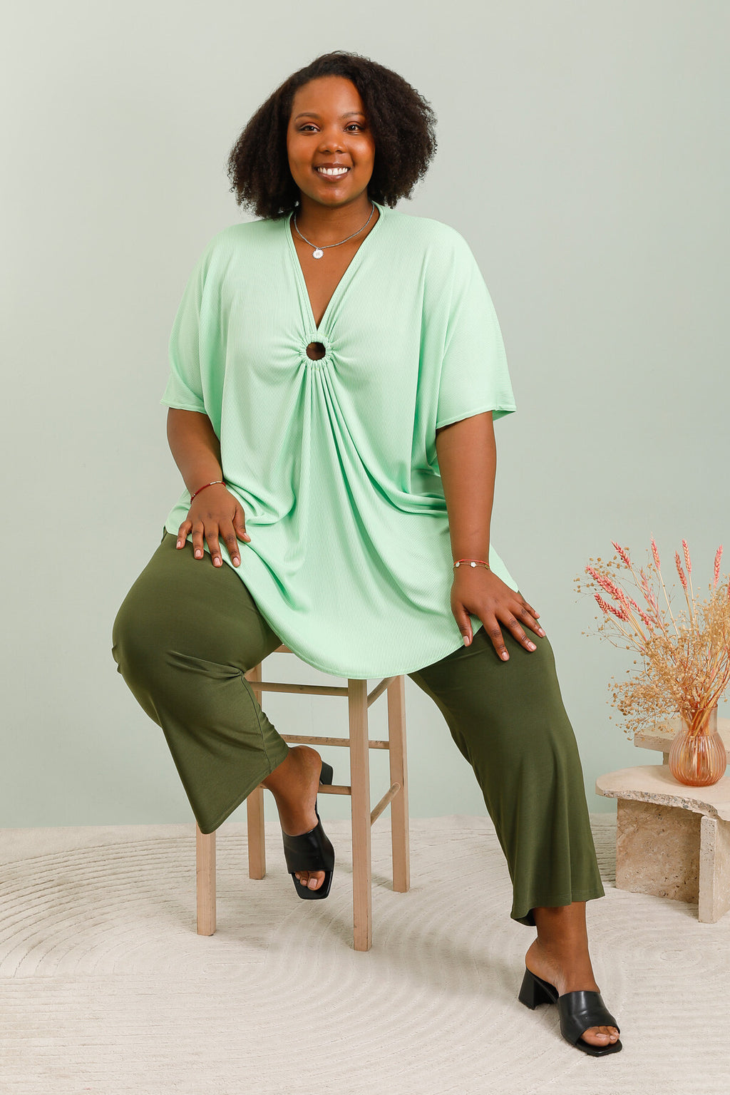 Fluid sommarblus i stor storlek med V-ringning