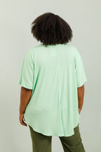 Fluid sommarblus i stor storlek med V-ringning