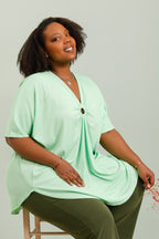 Fluid sommarblus i stor storlek med V-ringning